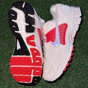 Nike Wmns Air Zoom Vomero 5 “ Sail Siren Red”